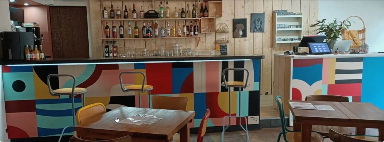 Le comptoir et sa fresque géométrique