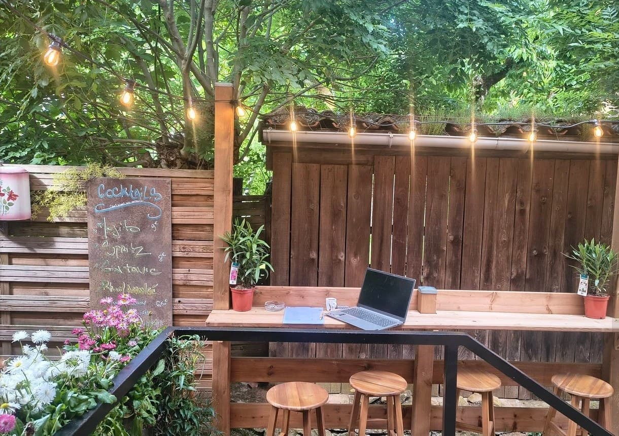 Le bar de la terrasse sous les guirlandes