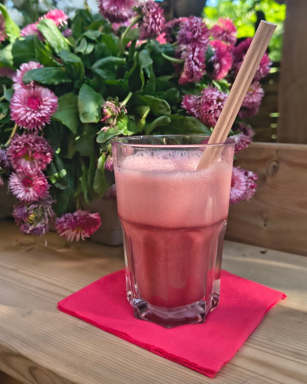 Un verre servi sur la terrasse, devant les fleurs